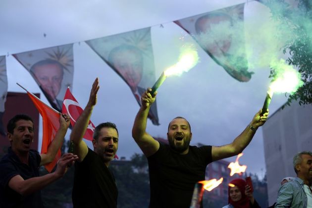 تصاویری از جشن و پایکوبی هواداران اردوغان در خیابان‌های ترکیه