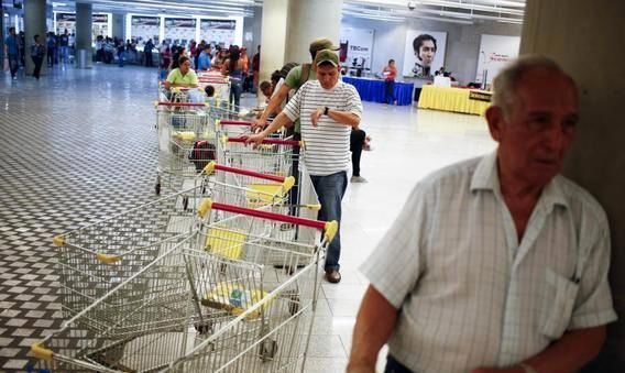 سایه فروپاشی اقتصادی بر سر ونزوئلا /ترفندهایی برای فرار از سقوط
