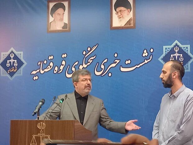 حضور پسر حمید نوری در جلسه سخنگوی قوه قضائیه/  هزار روز است که پدرم در انفرادی به سر می برد