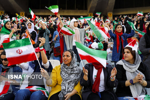 منتخب تصاویر نخستین حضور قانونی زنان ایرانی در ورزشگاه آزادی