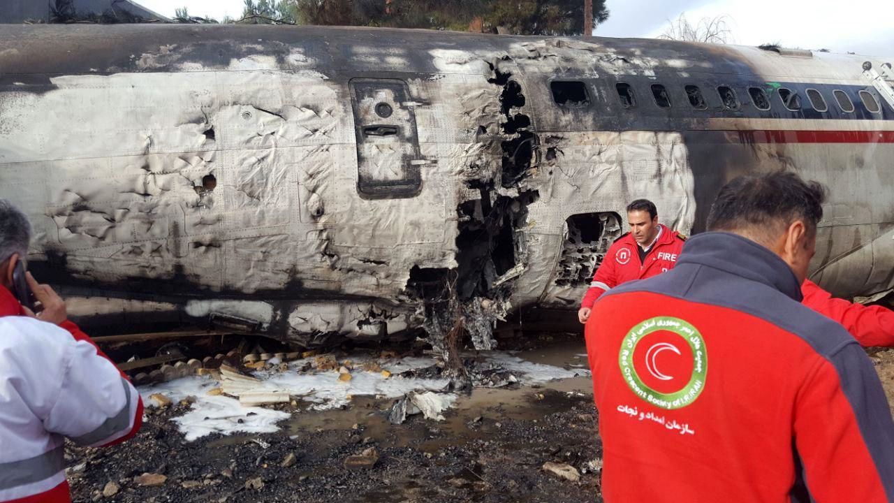 تصاویر جدید از محل سقوط هواپیمای باری در فرودگاه فتح + فیلم