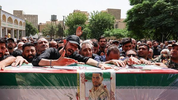 چه کسانی در زندان اوین به شهادت رسیدند؟/ لیلا رفته بود تا برای آزادی همسرش وثیقه بگذارد / التماس های تلخ مادر ماهان بر سر مزارش پسرش
