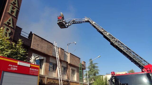 آتش‌سوزی گسترده یک ساختمان در محدوده بازار تهران