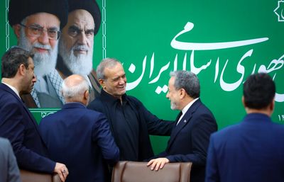 جام زهر برای عراقچی! / بیتی که پزشکیان در نشست خبری خواند