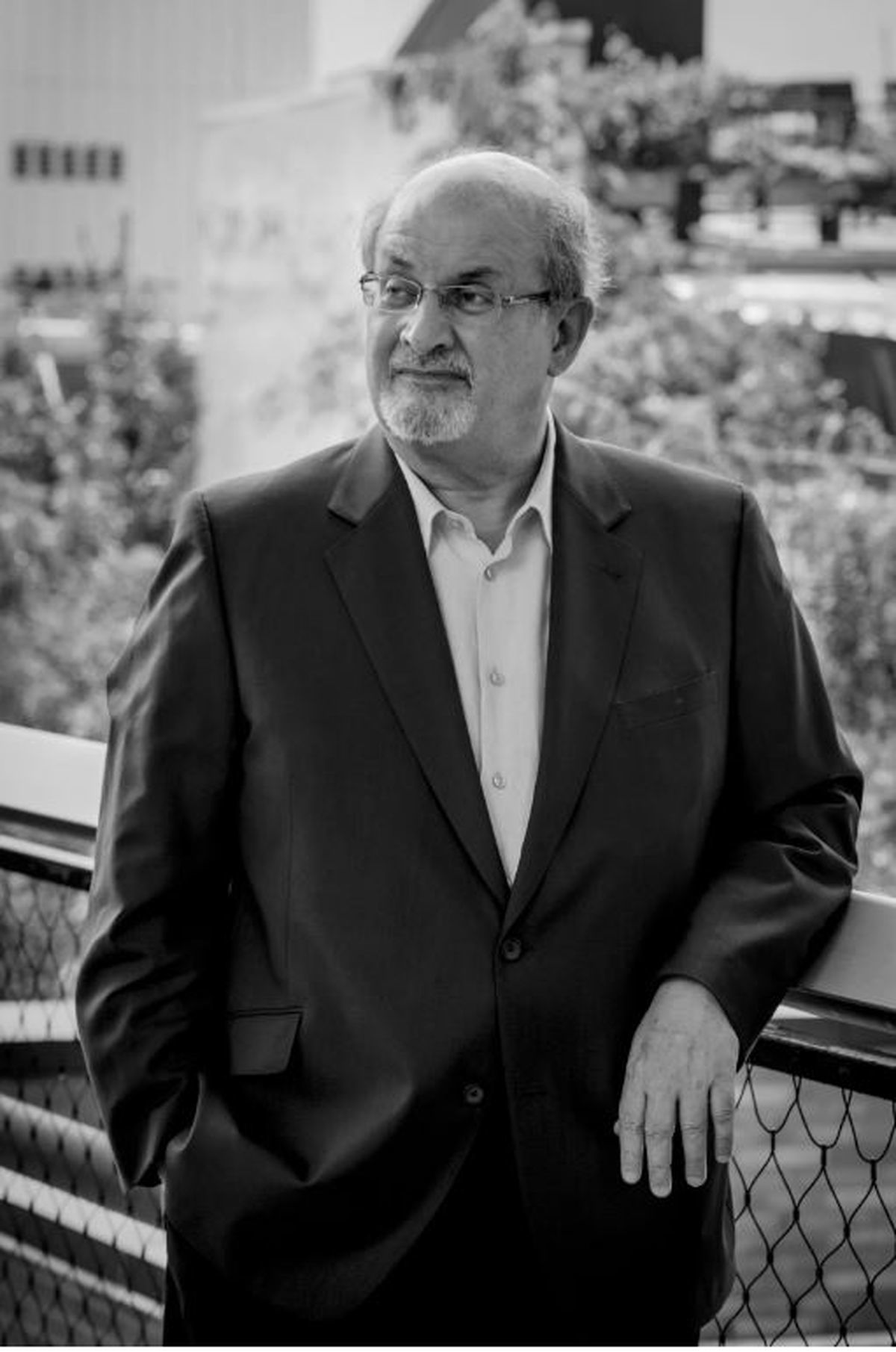 سونامی خشم علیه سلمان رشدی/ او تاوان داد؟