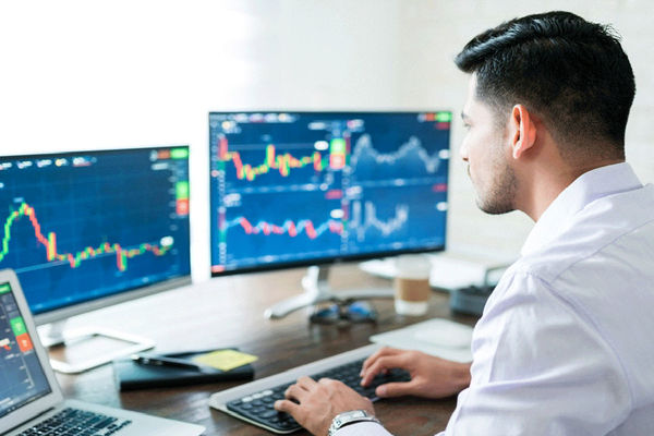 پیش‌بینی بورس فردا شنبه 2 اسفند 1404 | تداوم فشار فروش در سایه ترس‌های غیر اقتصادی