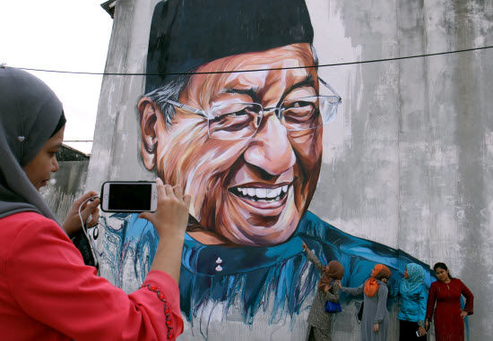 موافقت پادشاه مالزی با استعفای ماهاتیر محمد
