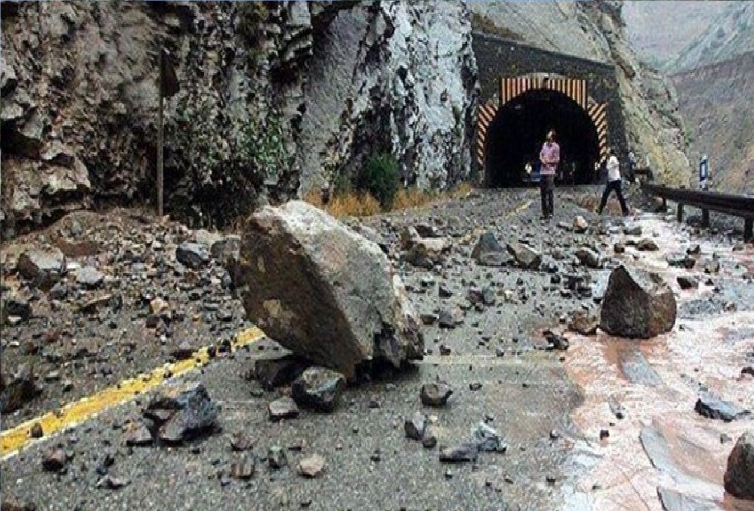 هشدار؛ احتمال ریزش سنگ در جاده چالوس