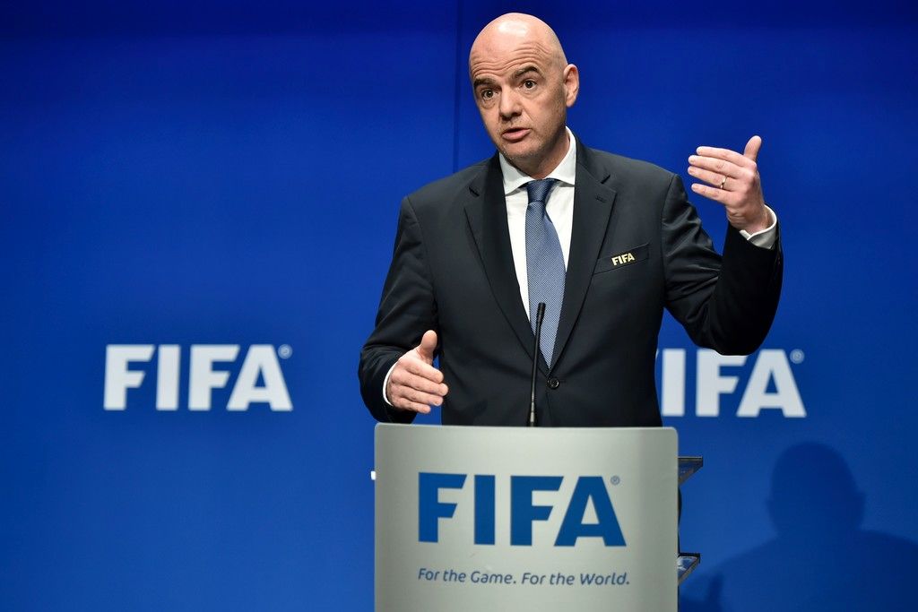رئیس فیفا با بزرگان فوتبال ایران فوتسال بازی می کند