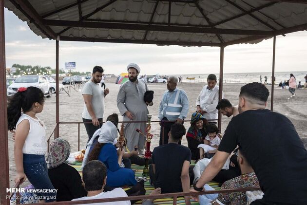 طلاب جوان در سواحل گیلان