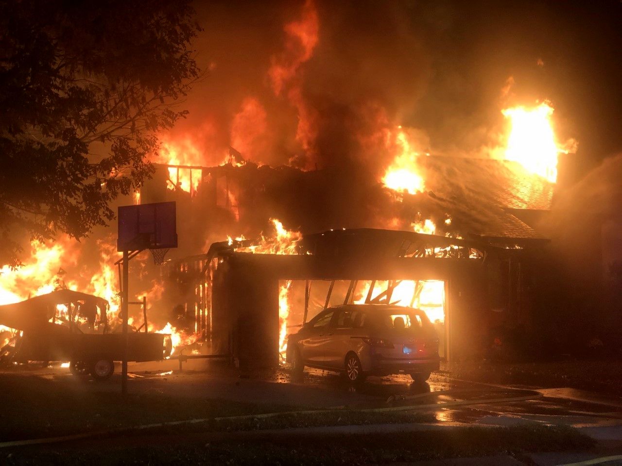 آتش سوزی مهیب یک انبار لوازم خانگی+فیلم
