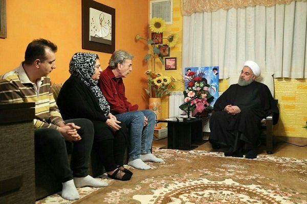 روحانی به دیدار خانواده‌های شهید و جانباز ارمنی رفت