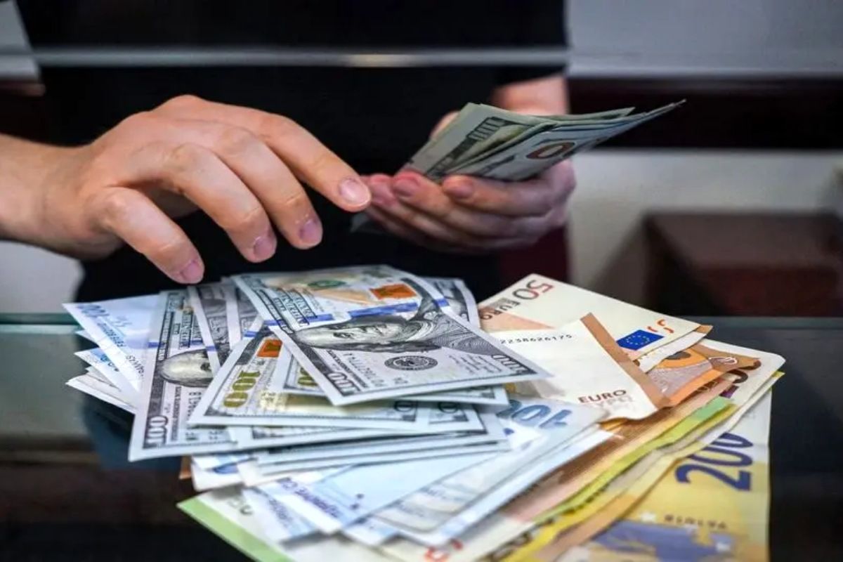 قیمت دلار و یورو در میدان فردوسی و منوچهری چند؟/ بازار خالی از خریدار و فروشنده شد