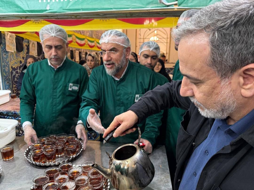 پذیرایی بی‌تکلف عراقچی از زائران در چایخانه حرم امام رضا(ع) | تصاویر