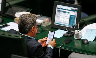ممنوعیت استفاده از موبایل در صحن مجلس برای مقابله با نفوذ؟/ کوثری: سیگنال موبایل ها زمینه ترور را فراهم می کند