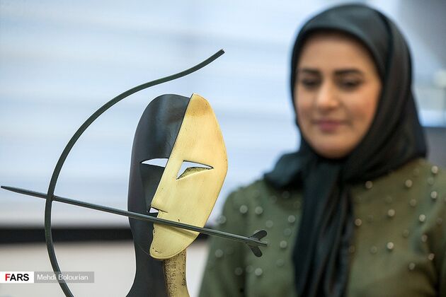 اهدای نشان افتخار به زهرا نعمتی