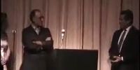 ویدئو/ وقتی «عباس کیارستمی» جایزه‌اش را تقدیم «بهروز وثوقی» کرد