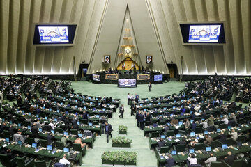 انتقاد شدید عباس عبدی از نمایندگان تندرو مجلس/ تا وقتی این نماینده ها را داریم که به راحتی دروغ می گویند و تهمت می زنند چه نیازی به دشمن است؟