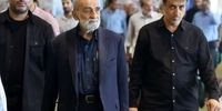 حضور حسین شریعتمداری و بسیجی معروف در نماز جمعه تهران+ عکس 
