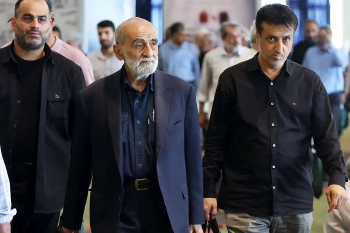 حضور حسین شریعتمداری و بسیجی معروف در نماز جمعه تهران + عکس