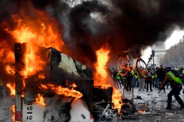 آخرین خبرها از اعتراضات فرانسه؛ یک پاسگاه پلیس محاصره شد/ تخریب مراکز تجاری و آتش زدن خودروها+تصاویر