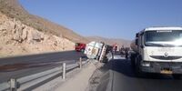 واژگونی مرگبار یک تانکر حامل اسید در برخورد با وانت