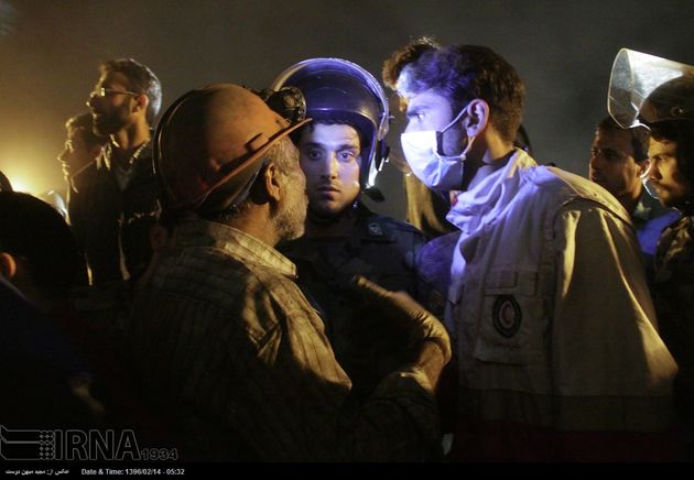 تصاویر خارج کردن اجساد جانباختگان حادثه معدن آزادشهر