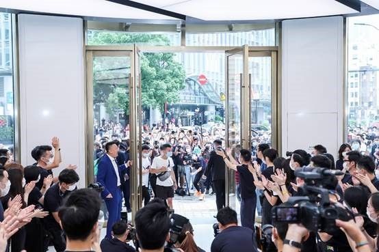  افتتاح بزرگترین برندشاپ هوآوی در شانگهای چین 