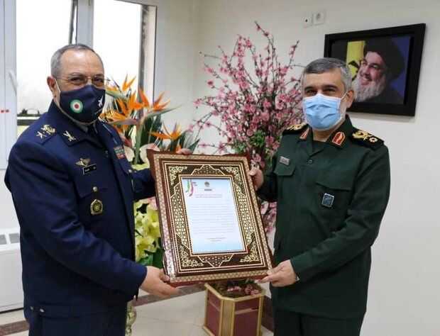 عکسی از دیدار فرمانده نیروی هوایی ارتش با سردار حاجی‌زاده 
