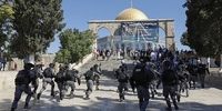 تجمع نظامیان اسرائیلی مجهز به نارنجک‌های بی‌حس کننده مقابل مسجد الاقصی
