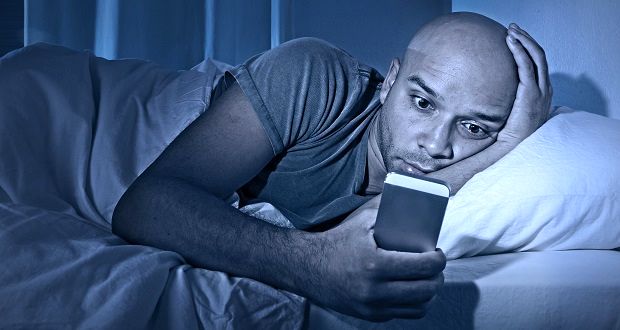 آیا نور موبایل کوری و بیخوابی می آورد؟