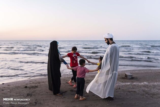 طلاب جوان در سواحل گیلان