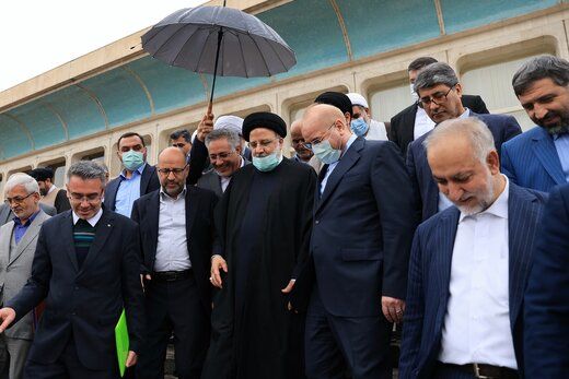 عکسی جنجالی از ابراهیم رئیسی و قالیباف/ دو سیاستمدار، زیر یک چتر نگنجند! 