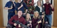 یک نماینده با انتشار عکس های خانوادگی با اسلحه جنجال به پا کرد!+عکس