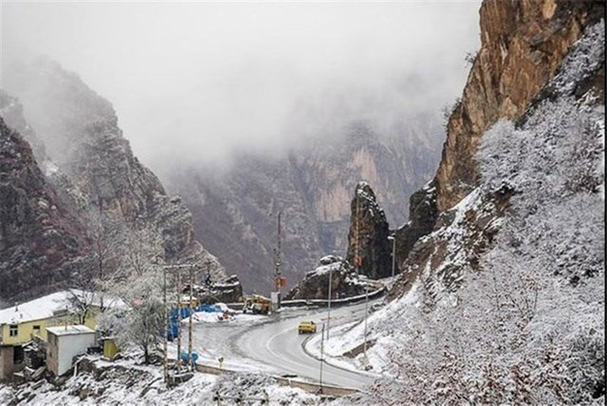 بازگشایی جاده کندوان پس از بارش سنگین برف 