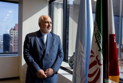 ظریف با دست آتل‌بندی شده در یک جلسه رسمی+ عکس