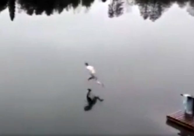 دوندگی عجیب یک مرد جوان روی دریاچه + فیلم