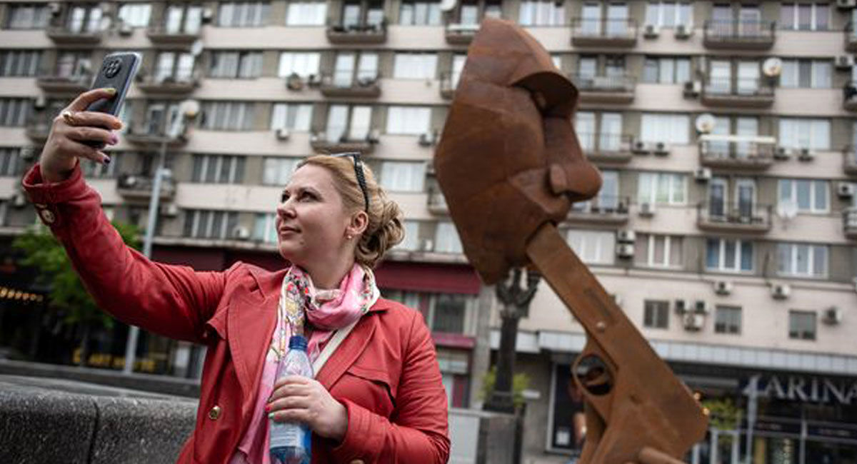 نصب یک مجسمه جنجالی از پوتین در کی یف / به خودت شلیک کن! +تصاویر