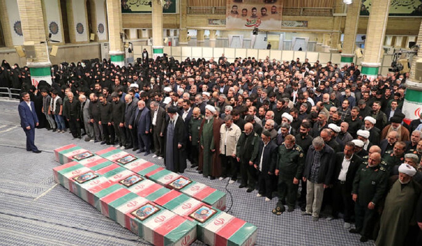 رهبر انقلاب بر پیکر ۷ شهید راه قدس نماز اقامه کردند