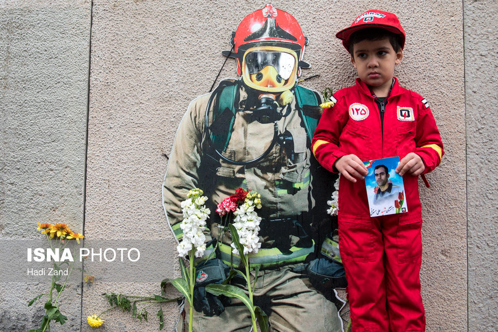 ادای احترام به قربانیان فاجعه پلاسکو در پای ویرانه ساختمان + عکس
