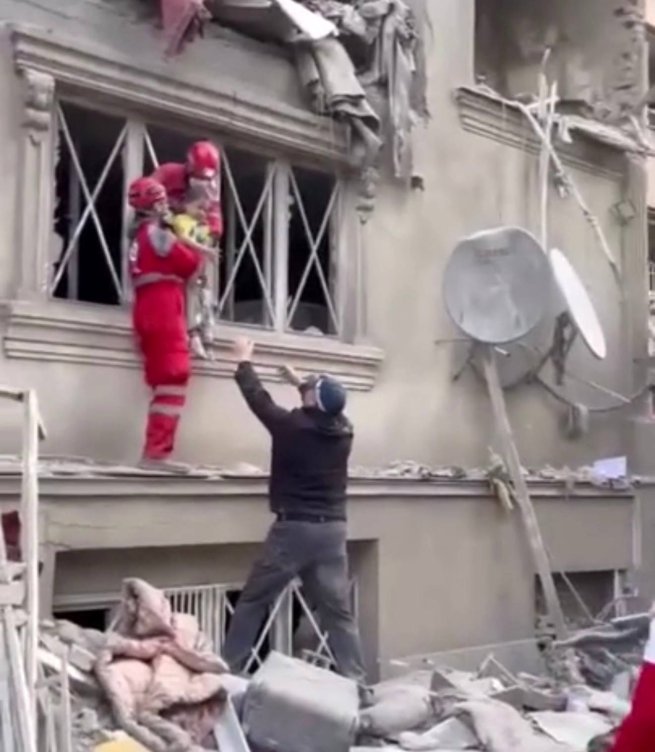 لحظه نجات یک کودک از زیر آوار در تهران+ عکس