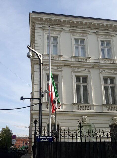 پرچم سفارت ایران در اتریش نیمه افراشته شد