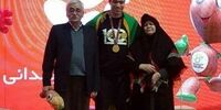قدردانی از والدین روی سکوی قهرمانی +عکس