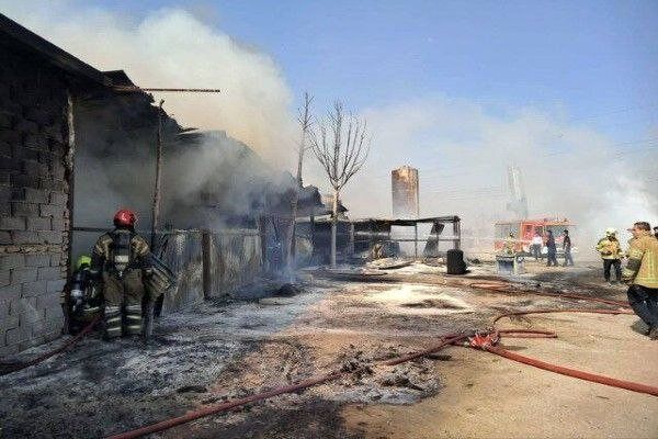 آتش سوزی در استان البرز/ حریق گسترده در کارخانه تولید چسب چهارباغ+فیلم