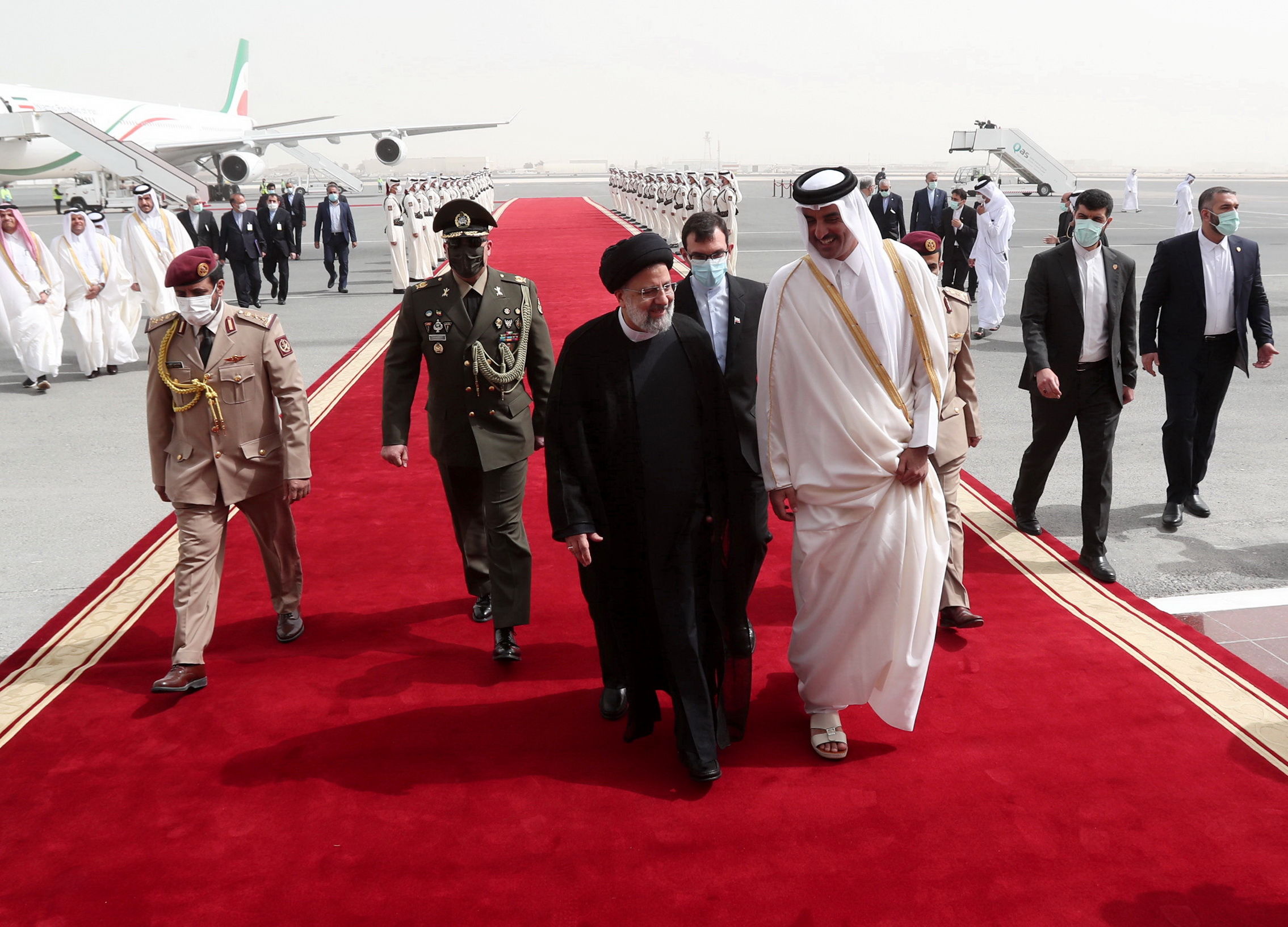 استقبال امیر قطر از ابراهیم رئیسی هنگام ورود به اجلاس اوپک+ فیلم
