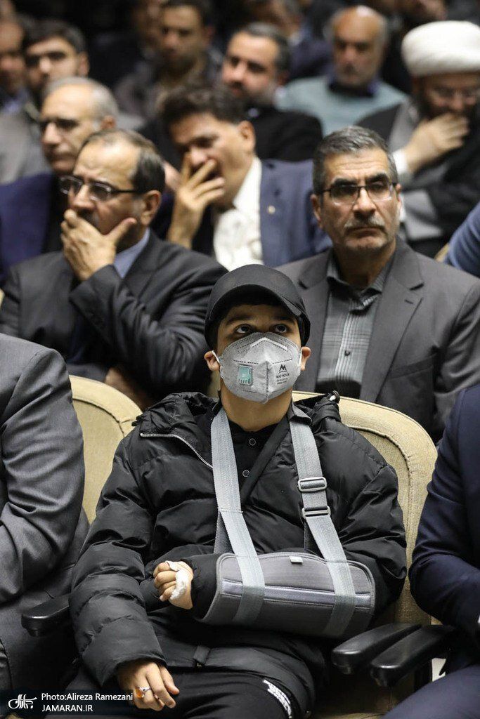تصاویری از فرزند مجروح سقاب اصفهانی در مراسم ختم خانواده اش