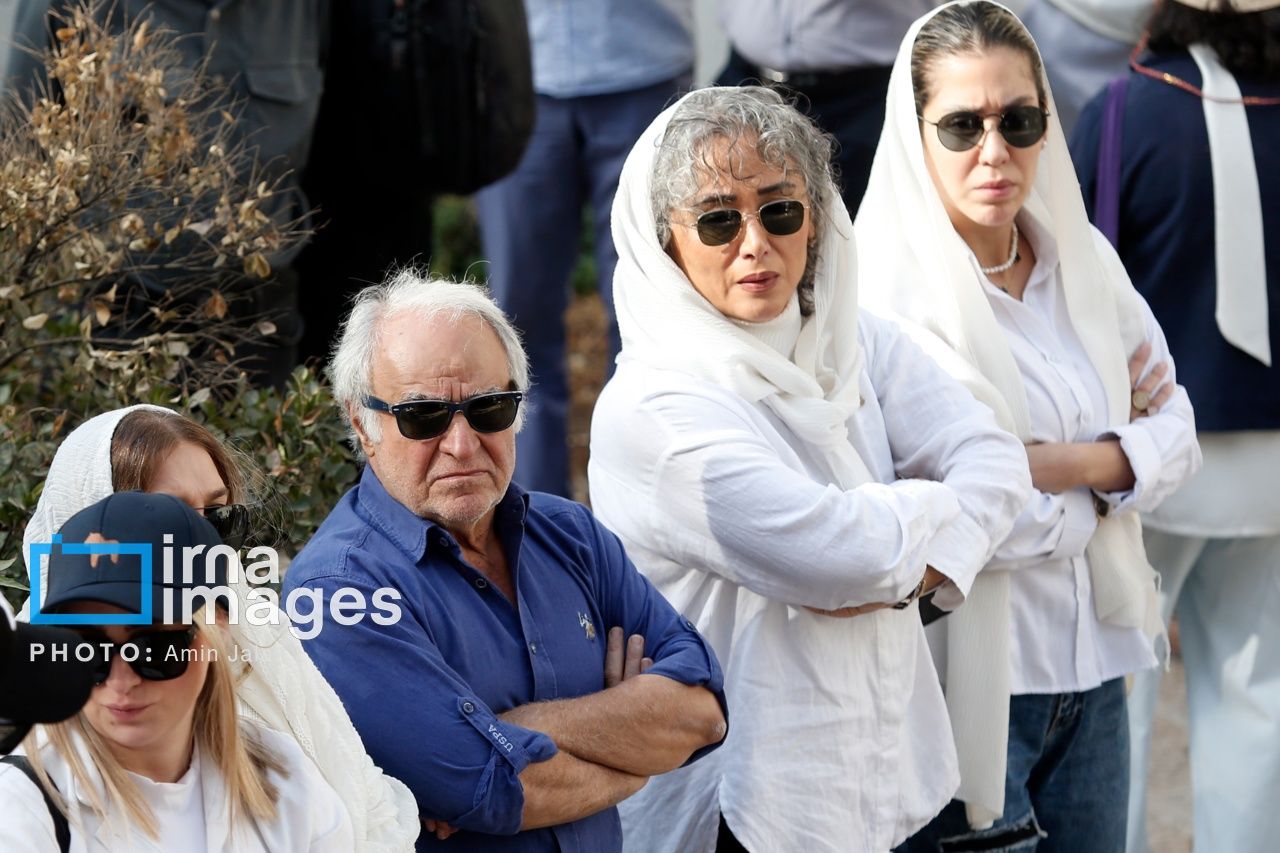 هنرمندان سفیدپوش شدند / چهره های معروف سینما و تلویزیون در مراسم تشییع پیکر ناصر تقوایی + تصاویر 3