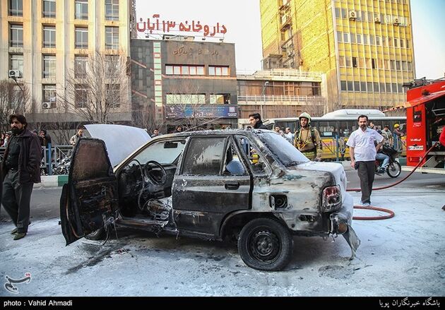 آتش سوزی خودرو در میدان هفتم تیر
