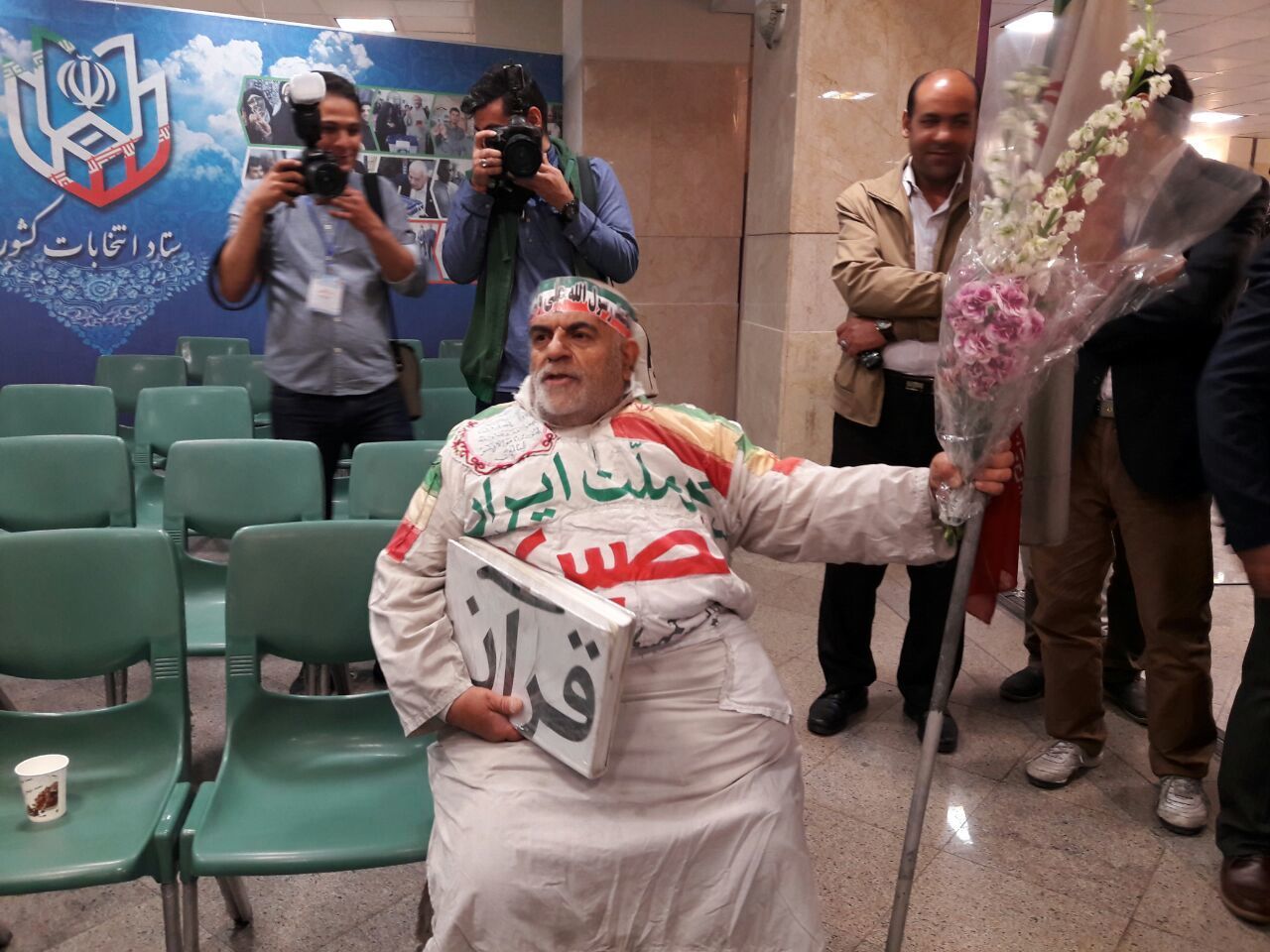 این کاندیدای ریاست جمهوری با کفن و قرآن به وزارت کشور رفت+عکس