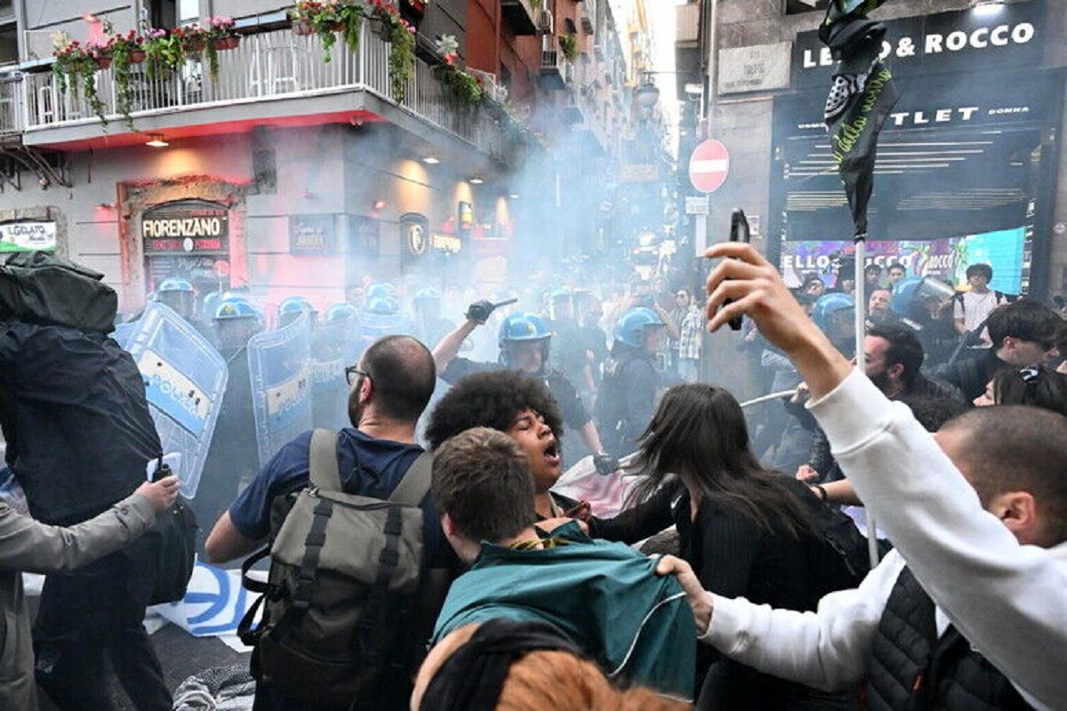 مخالفان ناتو در ایتالیا به خیابان آمدند/ ناپل میدان جنگ شد